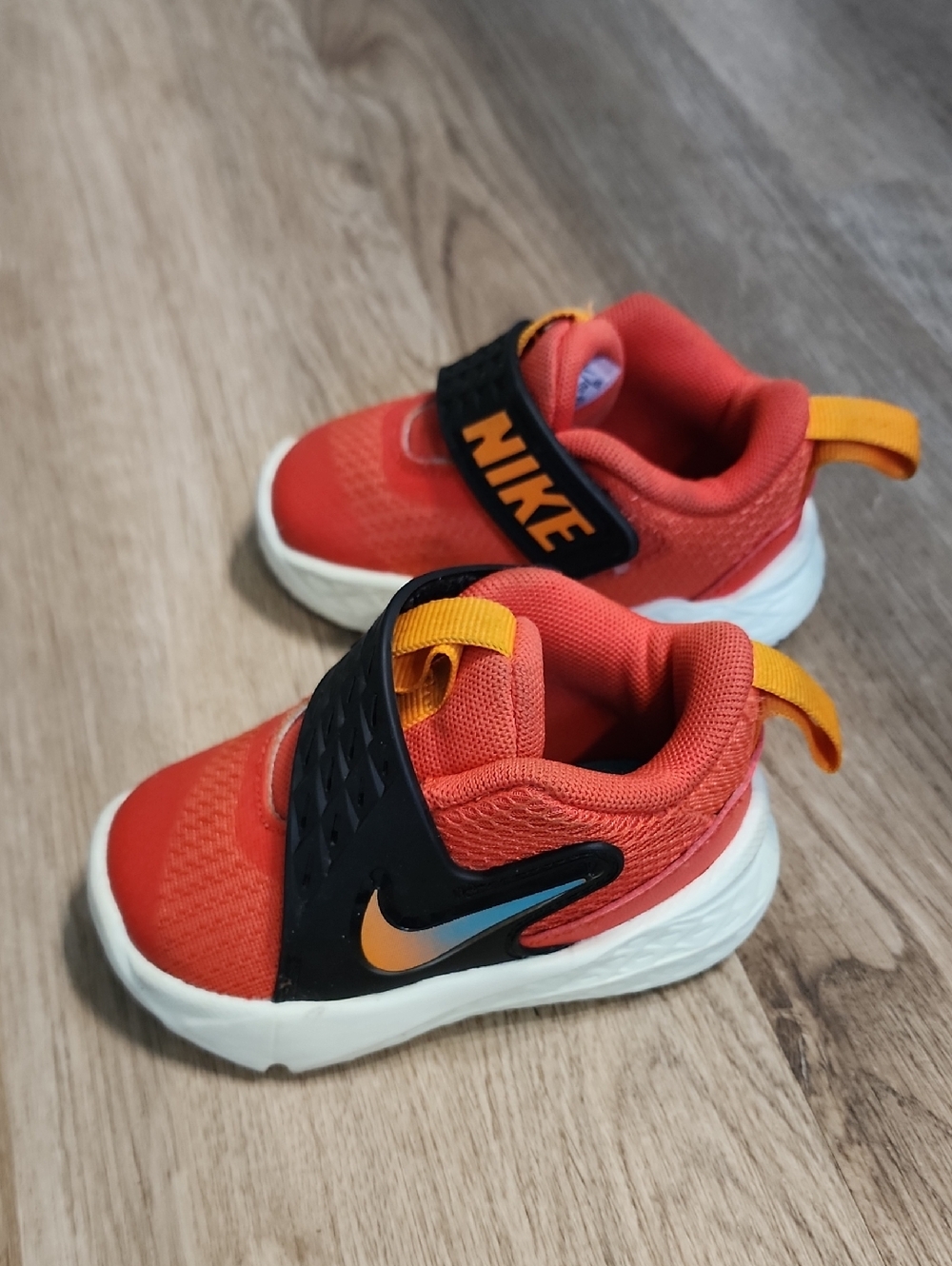 Nike Team hustle Infant Size 4 Shoes